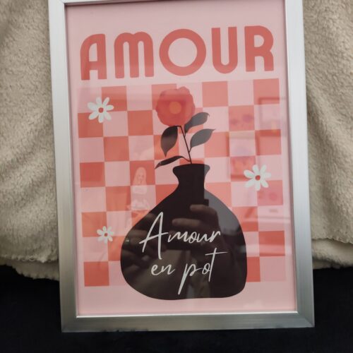 2026/03/JPEG_20260402_150211_2920245836771599490-scaled.jpg Affiche "Amour en Pot" – Illustration florale avec motif graphique rouge et rose – Déco murale moderne